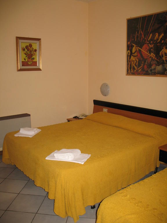 Albergo Paradiso مونتيكاتيني تيرمي الغرفة الصورة